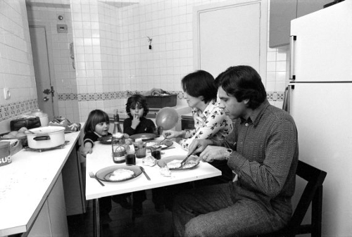Felipe González come con su familia en su casa